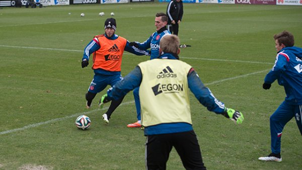 们一个与球 们一个与球